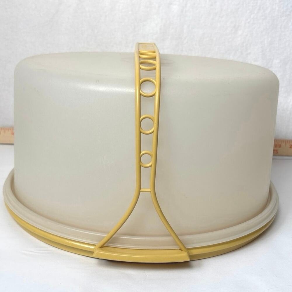 Vintage Tupperware Cake Taker Carrier Harvest Gold with Handle EUC